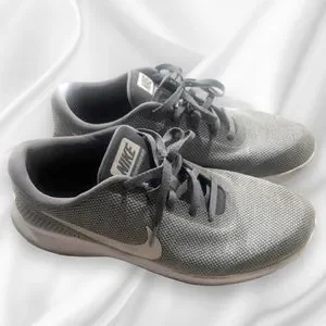 Women's nike sneakers under best sale $5